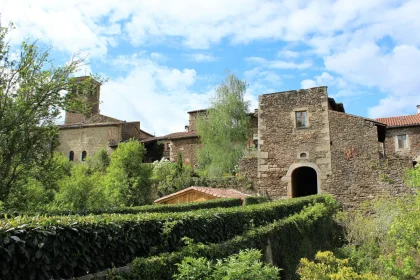 ce-village-inoubliable-de-la-loire-a-su-faire-fondre-le-coeur-de-millier-de-visiteurs-sainte-croix-en-jarez