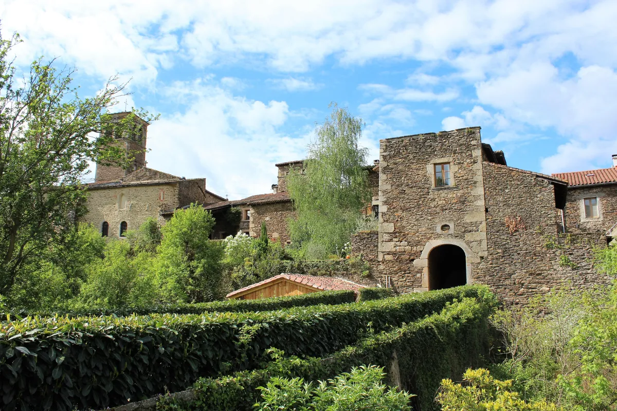 ce-village-inoubliable-de-la-loire-a-su-faire-fondre-le-coeur-de-millier-de-visiteurs-sainte-croix-en-jarez