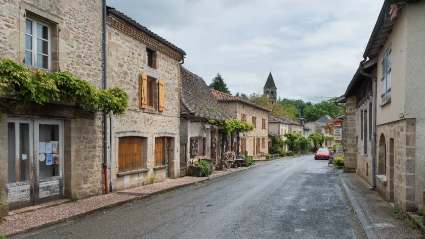 ce-village-medieval-du-lot-est-a-decouvrir-de-toute-urgence-voici-cette-pepite