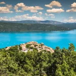 cet-ete-evitez-la-foule-sur-les-plages-en-optant-pour-ces-5-lacs-incroyables-a-decouvrir-en-france