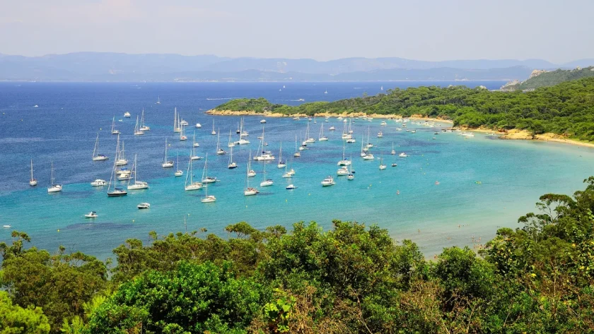 cette-ile-dans-le-var-vous-garantit-un-depaysement-total-voici-pourquoi-vous-devriez-partir-a-porquerolles