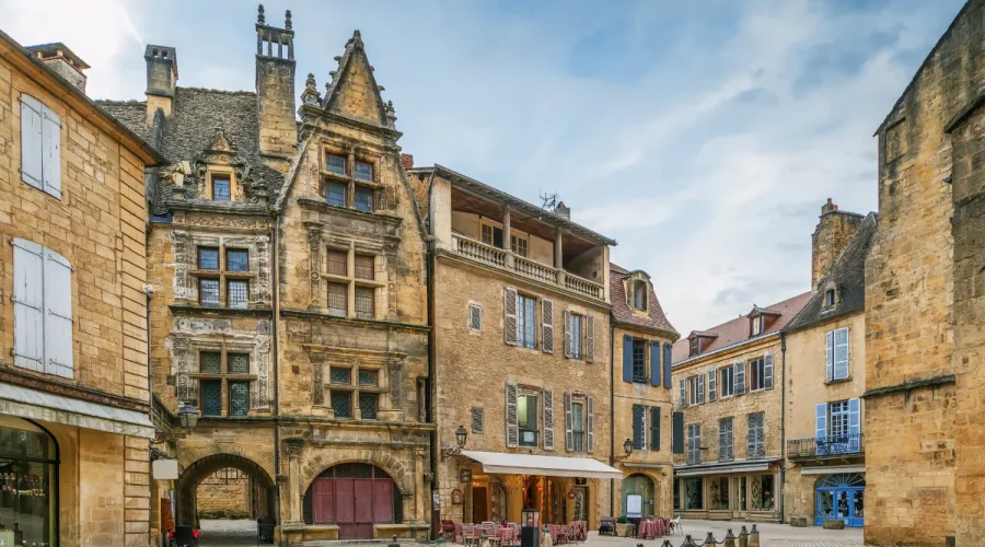 cette-petite-commune-de-dordogne-vaut-le-detour-decouvrez-la-beaute-de-sarlat-la-caneda
