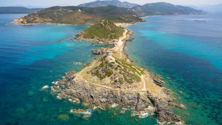 criques-montagnes-villages-authentiques-profitez-de-la-beaute-de-la-corse-pour-vos-prochaines-vacances