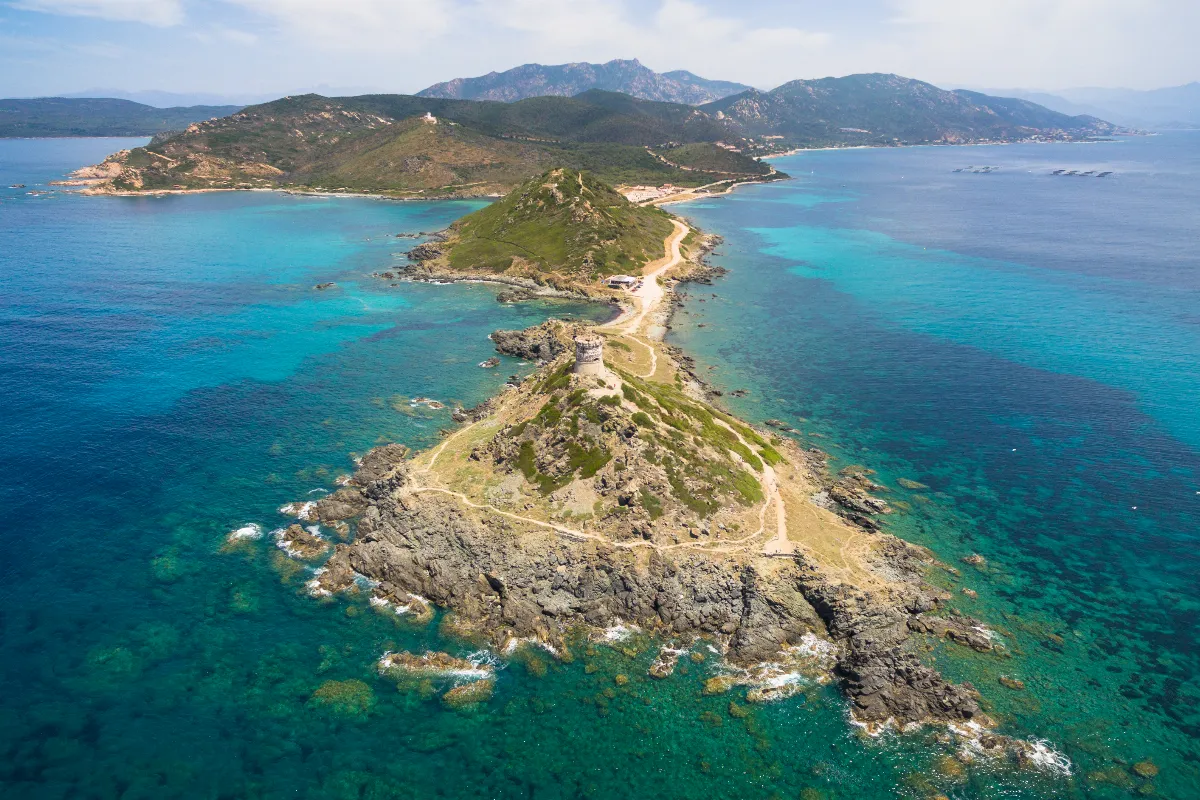 criques-montagnes-villages-authentiques-profitez-de-la-beaute-de-la-corse-pour-vos-prochaines-vacances