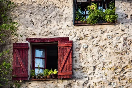 elus-lun-des-plus-beaux-villages-de-france-son-charme-et-son-authenticite-emerveille-chaque-annee-des-milliers-de-visiteurs-tourtour