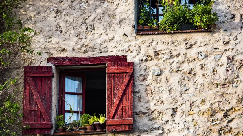 elus-lun-des-plus-beaux-villages-de-france-son-charme-et-son-authenticite-emerveille-chaque-annee-des-milliers-de-visiteurs-tourtour