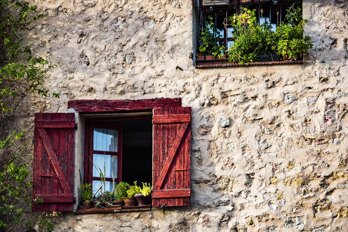 elus-lun-des-plus-beaux-villages-de-france-son-charme-et-son-authenticite-emerveille-chaque-annee-des-milliers-de-visiteurs-tourtour