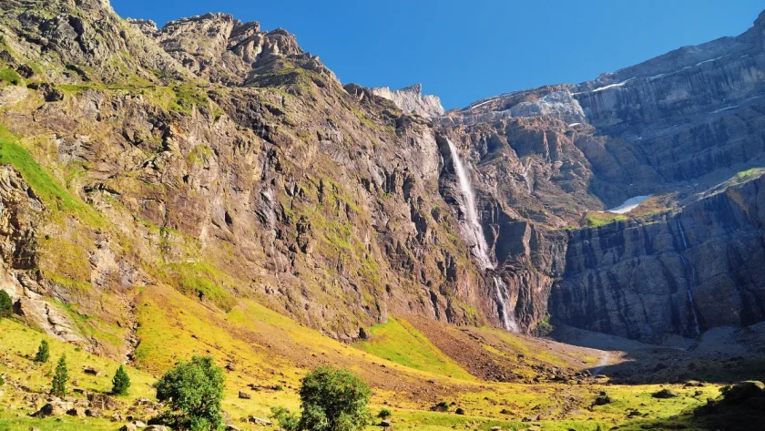 en-plein-coeur-des-pyrenees-decouvrez-lune-des-cascades-les-plus-belles-et-impressionnantes-du-pays