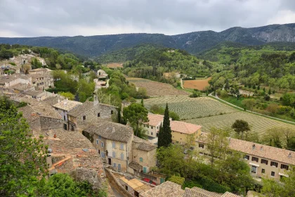 envie-de-changer-dair-et-de-decouvrir-la-france-comme-vous-lavez-jamais-vue-ce-village-du-vaucluse-est-fait-pour-vous-menerbes