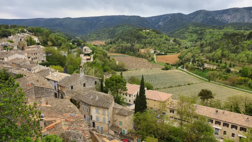envie-de-changer-dair-et-de-decouvrir-la-france-comme-vous-lavez-jamais-vue-ce-village-du-vaucluse-est-fait-pour-vous-menerbes