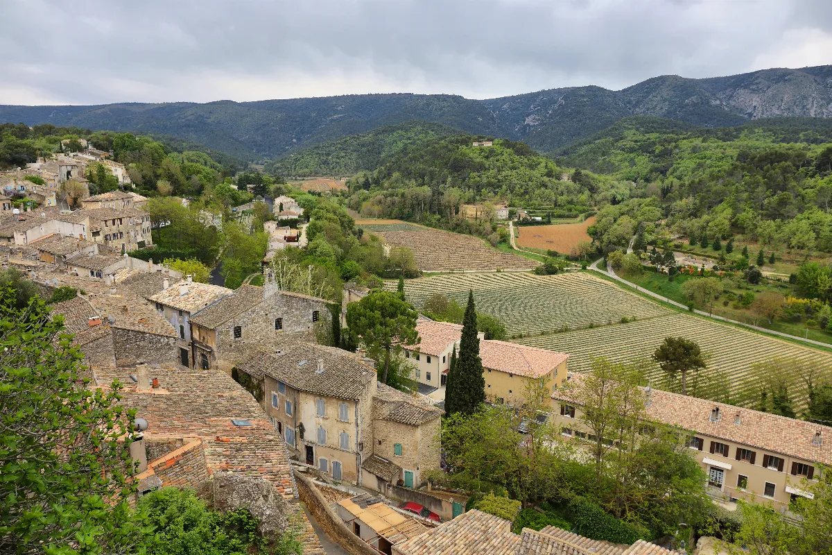 Envie de changer d&rsquo;air et de découvrir la France comme vous l&rsquo;avez jamais vue ? Ce village du Vaucluse est fait pour vous
