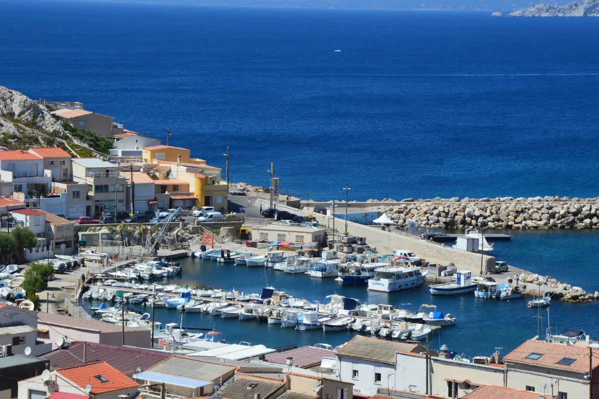 Evitez la foule des calanques cet été : découvrez ces 4 spots incroyables pour se baigner autour de Marseille !