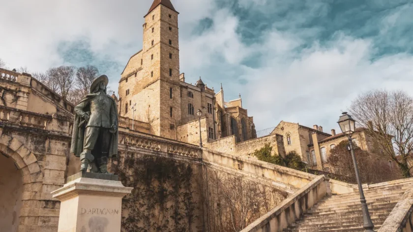 explorez-cette-ville-celebre-pour-abriter-lun-des-tresors-francais-les-plus-admires-auch