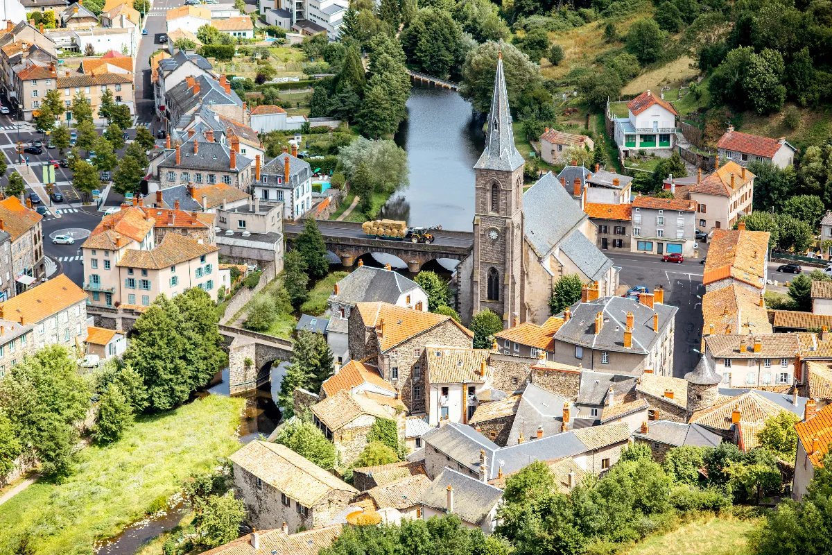 Joyau du Cantal, ce village fait partie des plus beaux de France : découvrez la commune de Saint-Flour