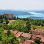 le-lac-de-sainte-croix-decouvrez-ce-joyau-naturel-cache-au-coeur-de-la-provence