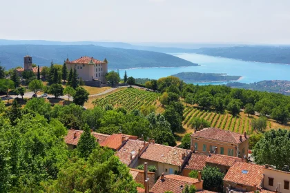 le-lac-de-sainte-croix-decouvrez-ce-joyau-naturel-cache-au-coeur-de-la-provence