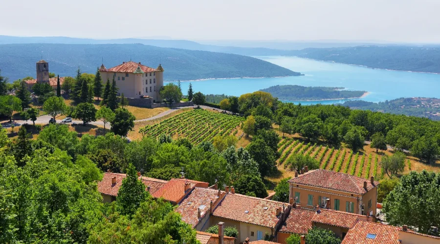 le-lac-de-sainte-croix-decouvrez-ce-joyau-naturel-cache-au-coeur-de-la-provence