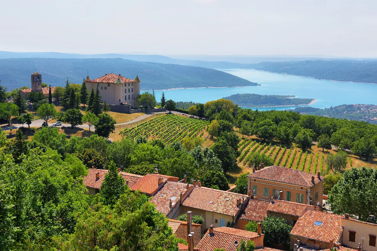 Le lac de Sainte-Croix : découvrez ce joyau naturel caché au coeur de la Provence