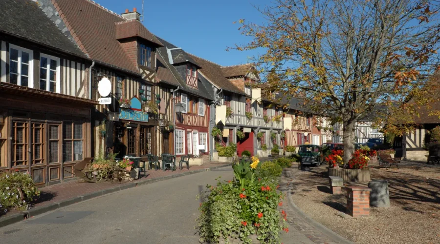 parmi-les-plus-beaux-de-france-ce-village-normand-vous-promet-un-paysage-de-carte-postale-voici-lequel