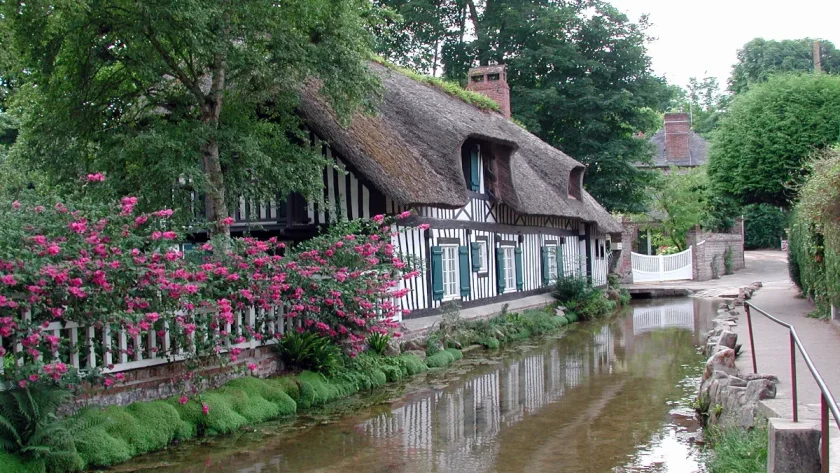 parmi-les-plus-beaux-villages-de-france-cette-commune-de-normandie-est-a-decouvrir-absolument-cet-ete