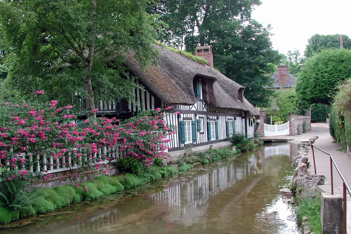 Parmi les plus beaux villages de France, cette commune de Normandie est à découvrir absolument cet été