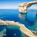 plages-de-sable-rouge-falaises-patrimoine-culturel-cette-ile-en-mediterranee-est-un-veritable-paradis