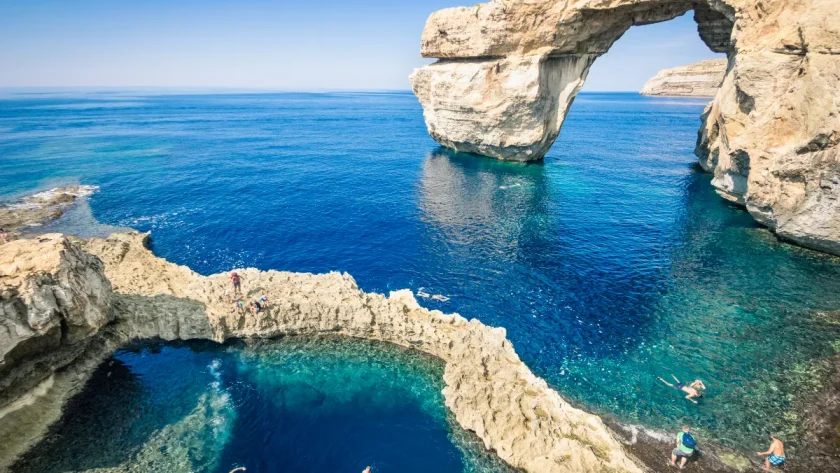 plages-de-sable-rouge-falaises-patrimoine-culturel-cette-ile-en-mediterranee-est-un-veritable-paradis