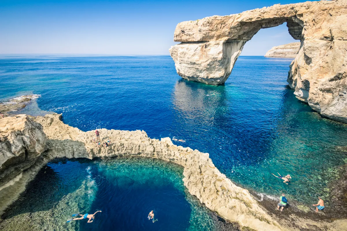 Plages de sable rouge, falaises, patrimoine culturel… cette île en Méditerranée est un véritable paradis