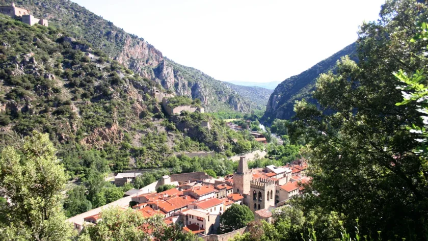 pour-vos-vacances-decouvrez-cette-petite-cite-medievale-meconnue-au-coeur-des-pyrenees-orientales
