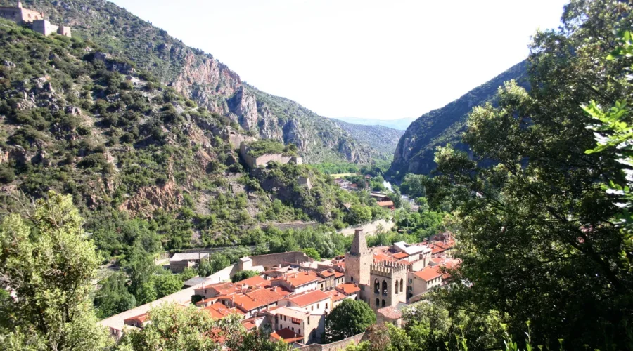 pour-vos-vacances-decouvrez-cette-petite-cite-medievale-meconnue-au-coeur-des-pyrenees-orientales
