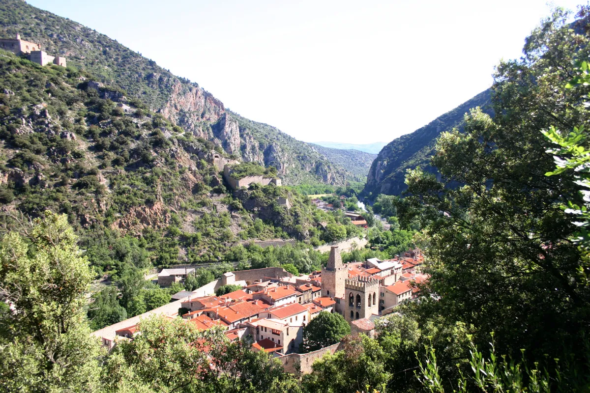 Pour vos vacances, découvrez cette petite cité médiévale méconnue, au cœur des Pyrénées-Orientales