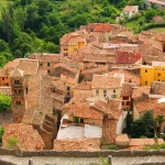 situe-au-bord-dun-lac-incroyable-aux-eaux-turquoise-decouvrez-ce-magnifique-petit-village-provencal