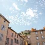 une-merveille-perchee-sur-son-eperon-rocheux-ce-village-du-cantal-vous-reserve-des-surprises