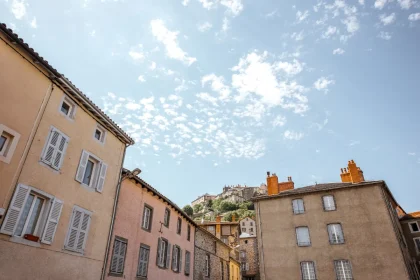 une-merveille-perchee-sur-son-eperon-rocheux-ce-village-du-cantal-vous-reserve-des-surprises