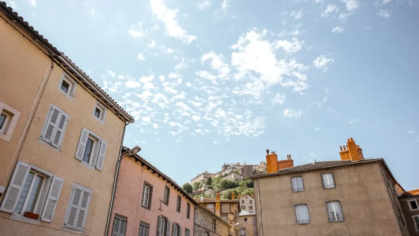 une-merveille-perchee-sur-son-eperon-rocheux-ce-village-du-cantal-vous-reserve-des-surprises
