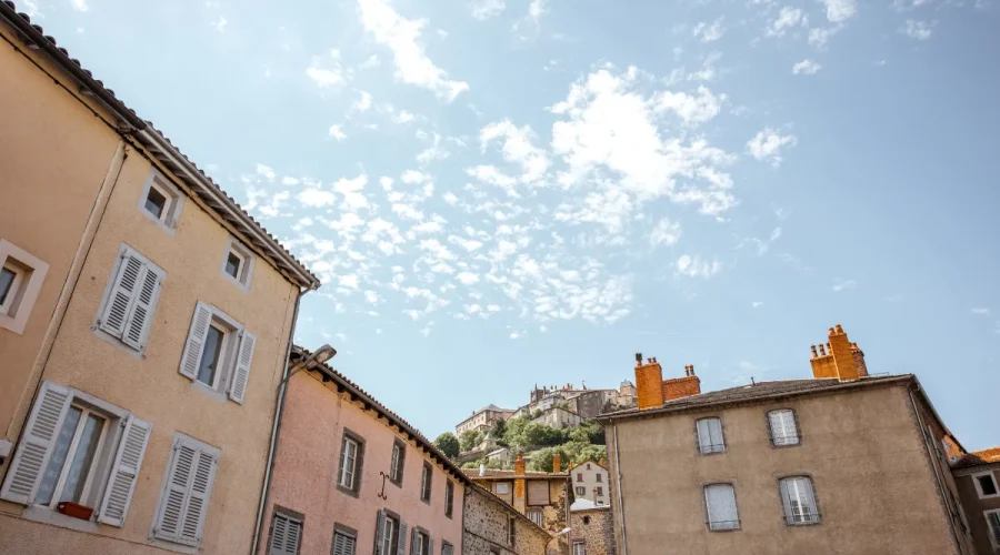 une-merveille-perchee-sur-son-eperon-rocheux-ce-village-du-cantal-vous-reserve-des-surprises