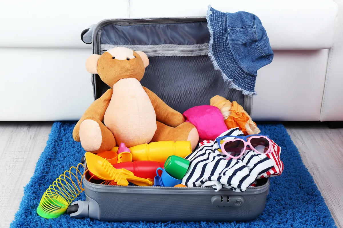 Vacances d&rsquo;été : quels sont les 10 indispensables à mettre dans la valise de vos enfants ?
