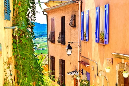 vacances-en-famille-au-soleil-3-villages-secrets-du-bord-de-mer-en-paca-pour-des-vacances-au-calme