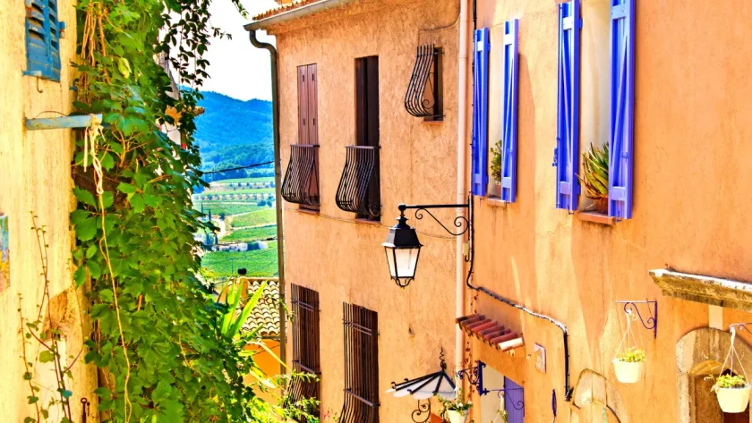 vacances-en-famille-au-soleil-3-villages-secrets-du-bord-de-mer-en-paca-pour-des-vacances-au-calme