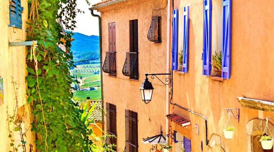 vacances-en-famille-au-soleil-3-villages-secrets-du-bord-de-mer-en-paca-pour-des-vacances-au-calme