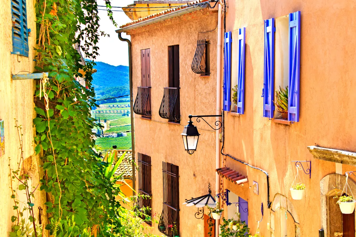 vacances-en-famille-au-soleil-3-villages-secrets-du-bord-de-mer-en-paca-pour-des-vacances-au-calme