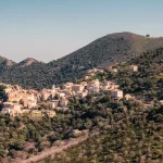 veritable-tresor-cache-en-corse-ce-village-beneficie-dune-plage-unique-et-dun-cadre-naturel-dexception