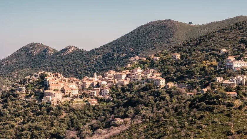 veritable-tresor-cache-en-corse-ce-village-beneficie-dune-plage-unique-et-dun-cadre-naturel-dexception