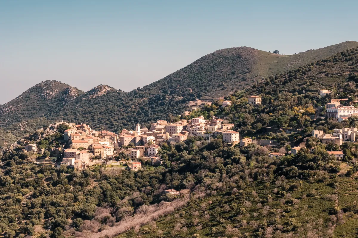 Véritable trésor caché en Corse, ce village bénéficie d&rsquo;une plage unique et d&rsquo;un cadre naturel d&rsquo;exception