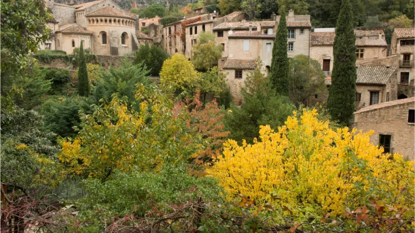 a-quelques-minutes-de-montpellier-ce-village-est-un-petit-bijou-a-decouvrir-de-toute-urgence
