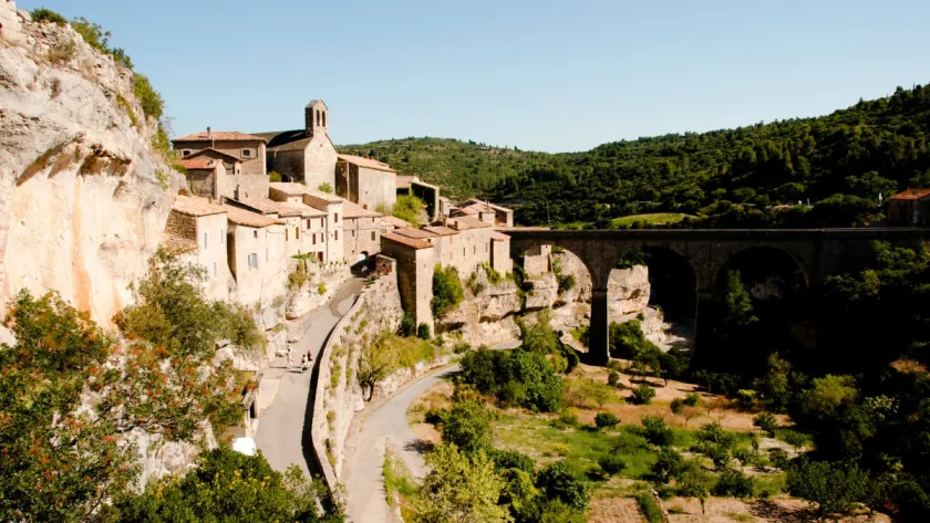 au-coeur-du-languedoc-ce-petit-village-est-un-veritable-joyau-a-admirer-dans-la-region