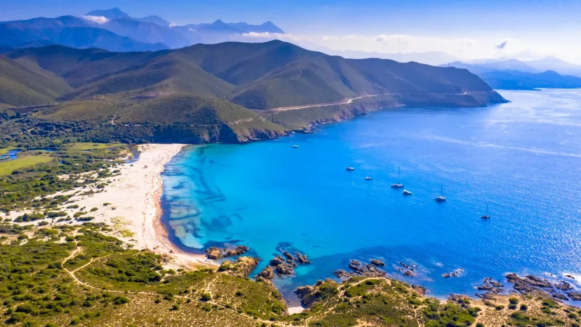 avion-ou-ferry-pour-aller-en-corse-quelle-est-la-meilleure-solution
