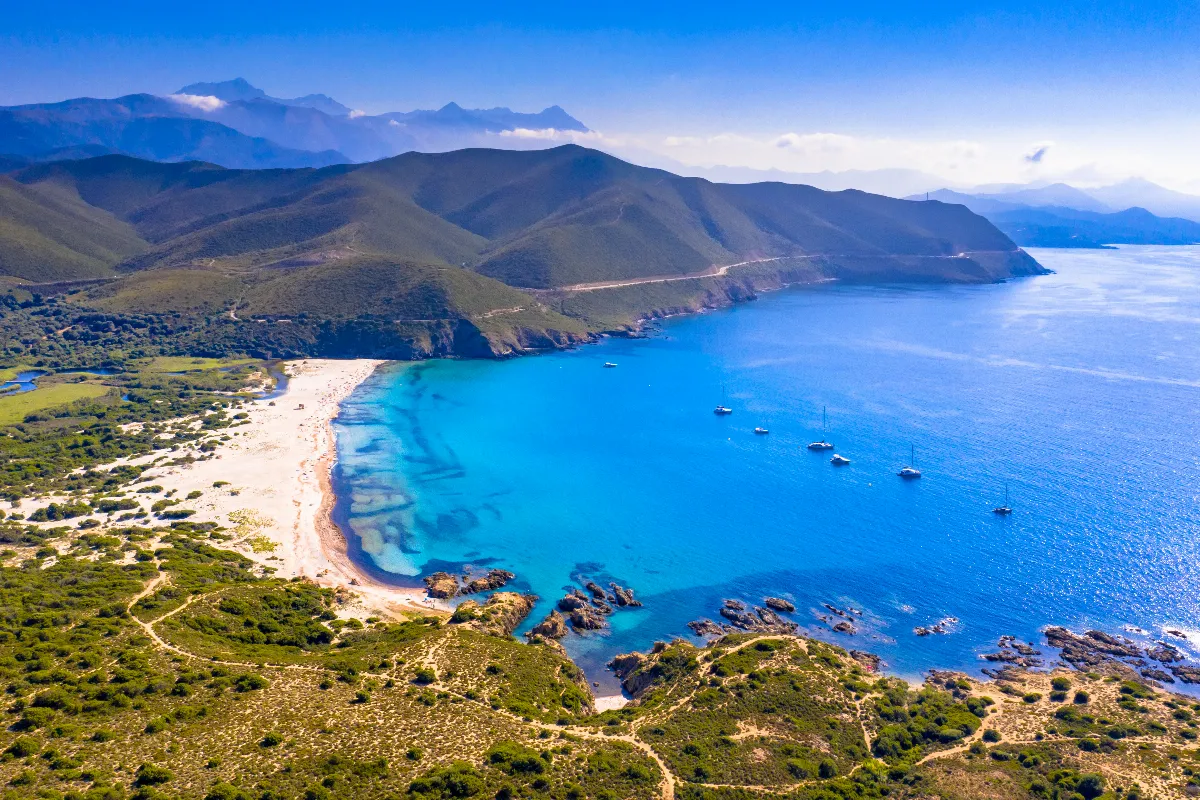 Avion ou ferry pour aller en Corse : quelle est la meilleure solution ?