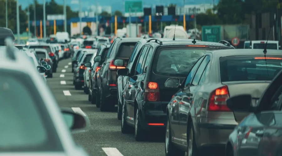 comment-eviter-les-bouchons-durant-votre-depart-en-vacances