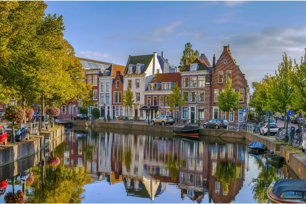 Oubliez Amsterdam ! Découvrez ce petit village néerlandais tout aussi beau et bien plus tranquille !
